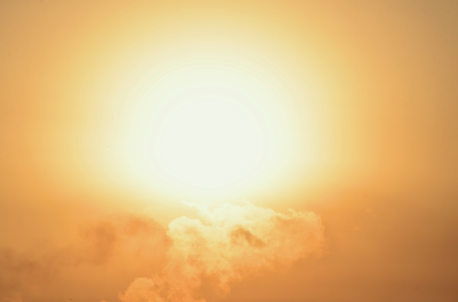 Sonnenlicht bricht durch Wolken – Symbol für Hoffnung und einen neuen Anfang