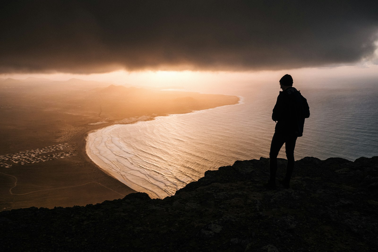 Silhouette einer Person, die nachdenklich zum Horizont blickt